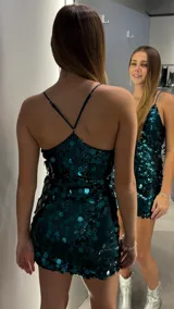 Vestido corto de fiesta con lentejuelas circulares en color verde esmeralda, de corte ajustado, con escote en V y breteles finos.