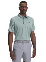 Remera polo de manga corta Under Armour, confeccionada en tejido técnico ligero y transpirable con textura de líneas horizontales sutiles. Presenta cuello clásico, tapeta con botones y logo de la marca estampado en el pecho.