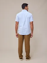 Camisa de manga corta marca Polanco, confeccionada en algodón, con cuello abotonado y bolsillo frontal.