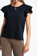 Remera negra de viscosa y elastano, con escote redondo y mangas cortas con volado de tela perforada (broderie).