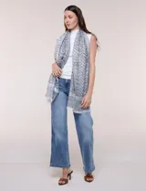 Pashmina rectangular gris con diseño jacquard, destellos de hilos metalizados y flecos en los extremos.
