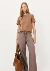 Camiseta verde de algodón de corte recto y mangas cortas.