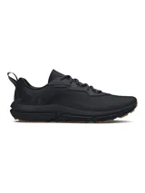 Championes de running Under Armour Charged Verssert 2, color negro con suela de goma en tono marrón. Presentan parte superior de tejido ripstop con revestimientos de gamuza, mediasuela con tecnología Charged Cushioning para mayor amortiguación y suela con tacos para tracción en diversos terrenos.
