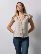 Camisa azul marino de satén, marca Alex & Lili. Cuello con solapa y escote en V. Apertura central con botones y sisas con volados.