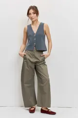 Pantalón wide leg verde militar con bolsillos laterales y cierre frontal con botón y cremallera.