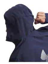 Campera deportiva Under Armour con tecnología UA Storm que repele el agua. Presenta diseño con capucha, cierre frontal completo, bolsillos laterales con cremallera y puños elásticos. Incluye detalles reflectantes y ventilaciones para mayor transpirabilidad.