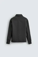 Sobrecamisa de corte regular confeccionada en tejido con estructura diagonal repelente al agua. Presenta cuello solapa, cierre frontal con botones, mangas largas con puños abotonados y bolsillos plastrón con solapa en el pecho.