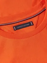 Remera naranja de algodón con cuello redondo y logo de Tommy Hilfiger bordado en el pecho.