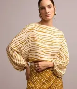 Blusa de mangas largas con elásticos en los puños, confeccionada en tela satinada con rayas horizontales rústicas.