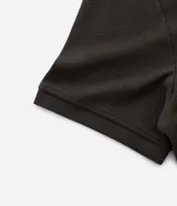 Chomba celeste de corte slim, confeccionada en tejido piquet texturizado de algodón, con cuello mao y cierre frontal parcial con botones.