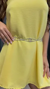 Cinturón plateado tipo caderín, con doble cadena de strass y dije central con el símbolo de la paz.