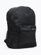 Mochila Forum Active con estampado tie-dye en blanco y negro, con un compartimento principal grande con cierre, un compartimento frontal pequeño con cierre y un bolsillo lateral abierto con elástico.