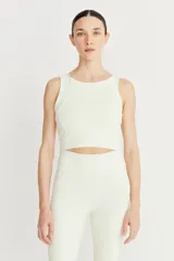 Top deportivo color verde agua, de cintura ancha con compresión suave, recortes en el delantero y tejido doble y ligero.