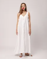 Vestido largo blanco de lino con escote en V y flecos de algodón en los bordes.