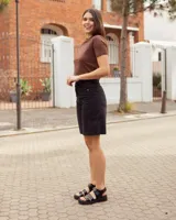 Sandalias Zenda de cuero negro con tiras delanteras de charol, ajuste con velcro y suela chunky de goma con plataforma.