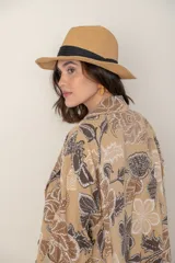 Sombrero de ala ancha color negro, con cinta negra alrededor de la copa.