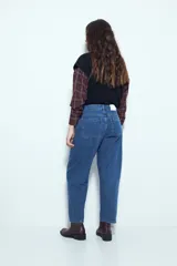 Pantalón de denim con corte barrel, de silueta relajada y tiro medio, en color gris lavado.