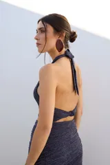 Top corto color marrón oscuro, estilo halter con escote pronunciado en V.