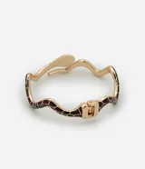 Pulsera rígida con forma de serpiente esmaltada en tonos marrones y detalles en blanco y dorado.