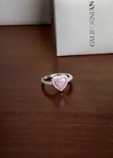 Anillo de plata 925 con piedra central en forma de corazón de color rosado, rodeada de zirconias cúbicas y pavé de zirconias en el cuerpo.