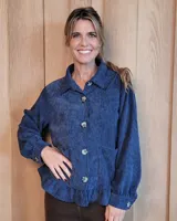 Sobrecamisa de pana color azul, con cuello camisero, cierre frontal de botones y detalle de volado en el ruedo. Presenta mangas largas con puños abotonados y bolsillos frontales.