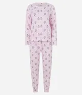 Pijama largo de media malla color rosa con estampado de caras de leopardo. Incluye una blusa de manga larga con cuello redondo y un pantalón con cintura elástica, puños y ruedo ajustados.