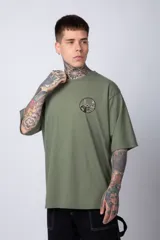 Remera de corte oversize color terracota, con cuello redondo y manga corta. Presenta un estampado circular pequeño en el pecho con motivos orientales.