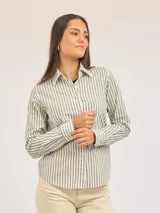 Camisa de manga larga con estampado de cuadros vichy en tonos rosa y blanco, cuello clásico y cierre frontal con botones.