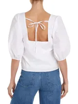 Blusa blanca con escote cuadrado, mangas abullonadas 3/4 y lazo en la espalda.