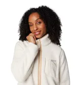 Campera polar de textura suave y abrigada, con cierre frontal completo, cuello alto y bolsillo en el pecho con cierre. Presenta detalles de ribete en contraste en el cuello, puños y a lo largo del cierre.