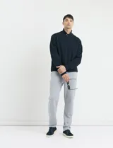 Sweater básico de cuello redondo y manga larga, confeccionado en tejido circular con puños y cuello en tejido canalé.