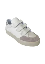 Zapatillas blancas de cuero con detalles en cuero gamuzado color beige en la puntera y ajuste con velcro. Presenta detalle de cuero con estampado reptil en el talón.