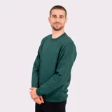Buzo deportivo de cuello redondo, con puños y cintura acanalados. Diseño liso en color verde oscuro con pequeño logo bordado en el pecho.