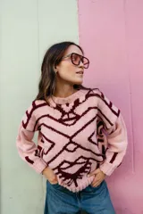 Sweater de punto oversize con diseño jacquard geométrico en tonos gris y crema. Presenta cuello redondo a la base, mangas largas y terminaciones en punto elástico acanalado.