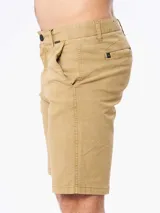 Bermuda de gabardina color azul con bolsillos laterales y traseros.