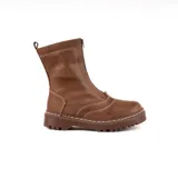 Bota de caña media confeccionada en cuero color whisky, con cierre frontal y suela track dentada con costuras a la vista en color blanco.