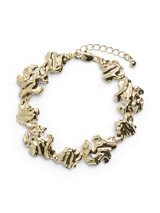 Pulsera de eslabones metálicos con diseño orgánico y textura irregular en color dorado, con cierre de mosquetón y cadena de alargue.