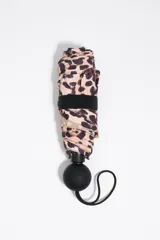 Paraguas plegable con estampado animal print tipo leopardo, mango esférico negro con el logo grabado y correa de mano.