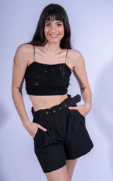 Crop top negro con lentejuelas, breteles finos y corte ajustado.