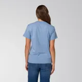 Remera de manga corta color azul claro, con cuello redondo y pequeño estampado gráfico en el pecho.