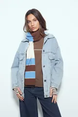 Remera de manga corta con silueta relajada y costuras a la vista en color blanco que contrastan sobre el tejido negro. Presenta un diseño moderno con terminaciones destacadas.