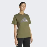 Remera Adidas de corte clásico y cuello redondo, confeccionada en tejido de punto jersey de algodón. Presenta un estampado frontal con el logo de la marca en diseño de camuflaje multicolor.