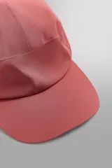 Gorra técnica de diseño minimalista confeccionada en tejido ligero de tres capas, con ajuste posterior y detalle de logo estampado en relieve.
