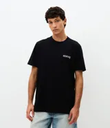 Remera de algodón color negro, con cuello redondo y mangas cortas. Presenta un diseño de calce holgado con una estampa pequeña en el pecho con el texto 'Forever Club Insiders Only'.