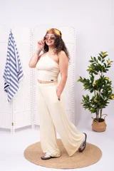 Pantalón palazzo marrón de tiro alto, confeccionado en tejido acanalado con cintura elástica y bolsillos laterales.