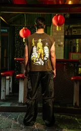 Sudadera sin mangas (tipo chaleco) color marrón óxido con estampado gráfico en la espalda inspirado en la película Kill Bill, con personajes de estilo cómic.