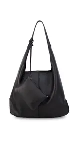 Cartera tipo hobo de cuero sintético negro con textura granulada, asa larga para llevar al hombro y monedero pequeño extraíble a tono.