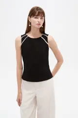 Musculosa blanca sin mangas de viscosa, con ajuste al cuerpo, cuello a la base y detalles de vivos.