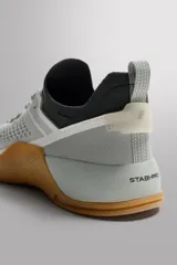 Zapatilla deportiva de entrenamiento con parte superior de tejido de punto transpirable en color verde militar. Cuenta con refuerzos Shield Protect Max en puntera y talón, cierre mediante cordones, tirador posterior y entresuela con tecnología Stabi-pro para mayor estabilidad.