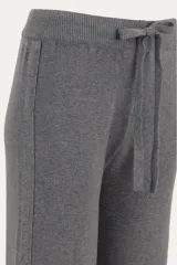 Pantalón de punto color gris, de corte recto y holgado, con cintura elástica y cordón ajustable.